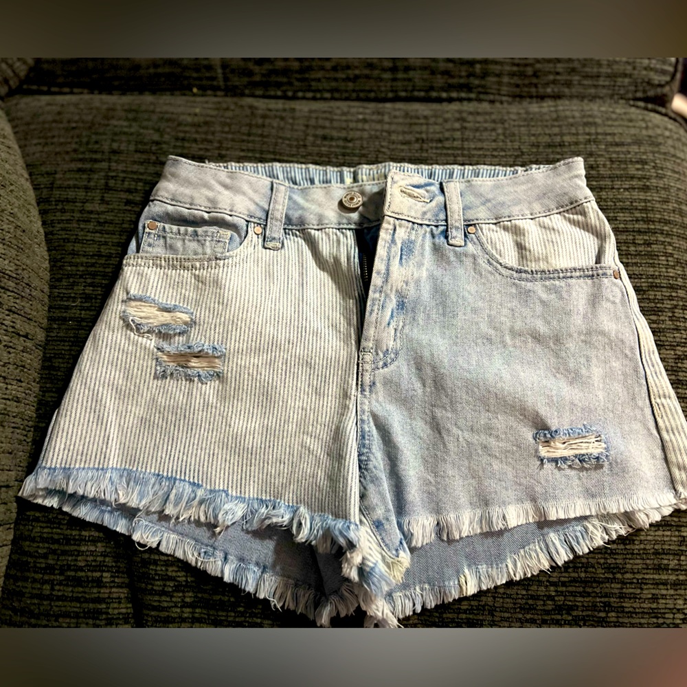 Woman’s jeans shorts with color block design